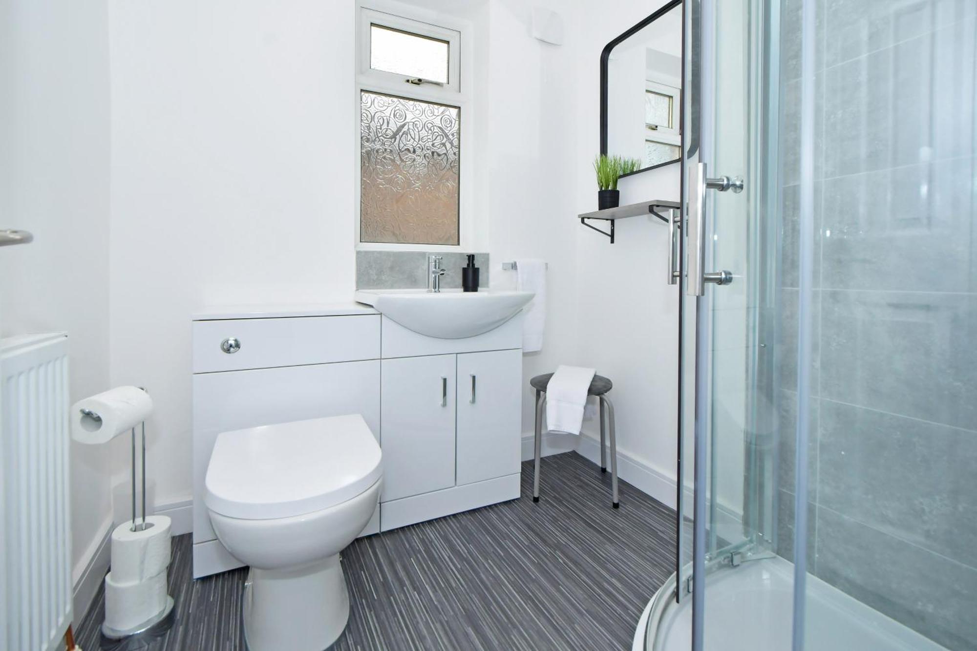 Sapphire Apartments By Yourstays - Luxury 2 Bedroom Apartments In Crewe Exterior photo